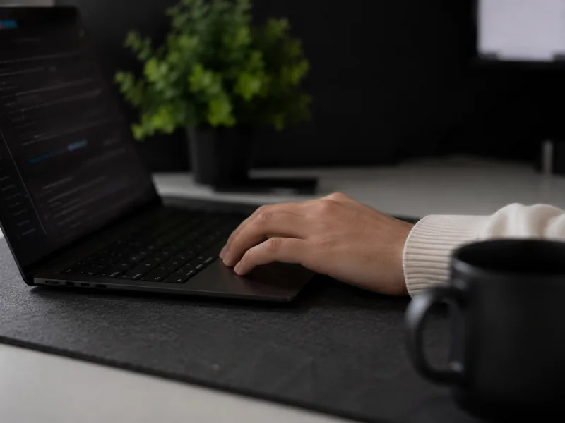Cyril Kandil au travail sur un site, à son bureau