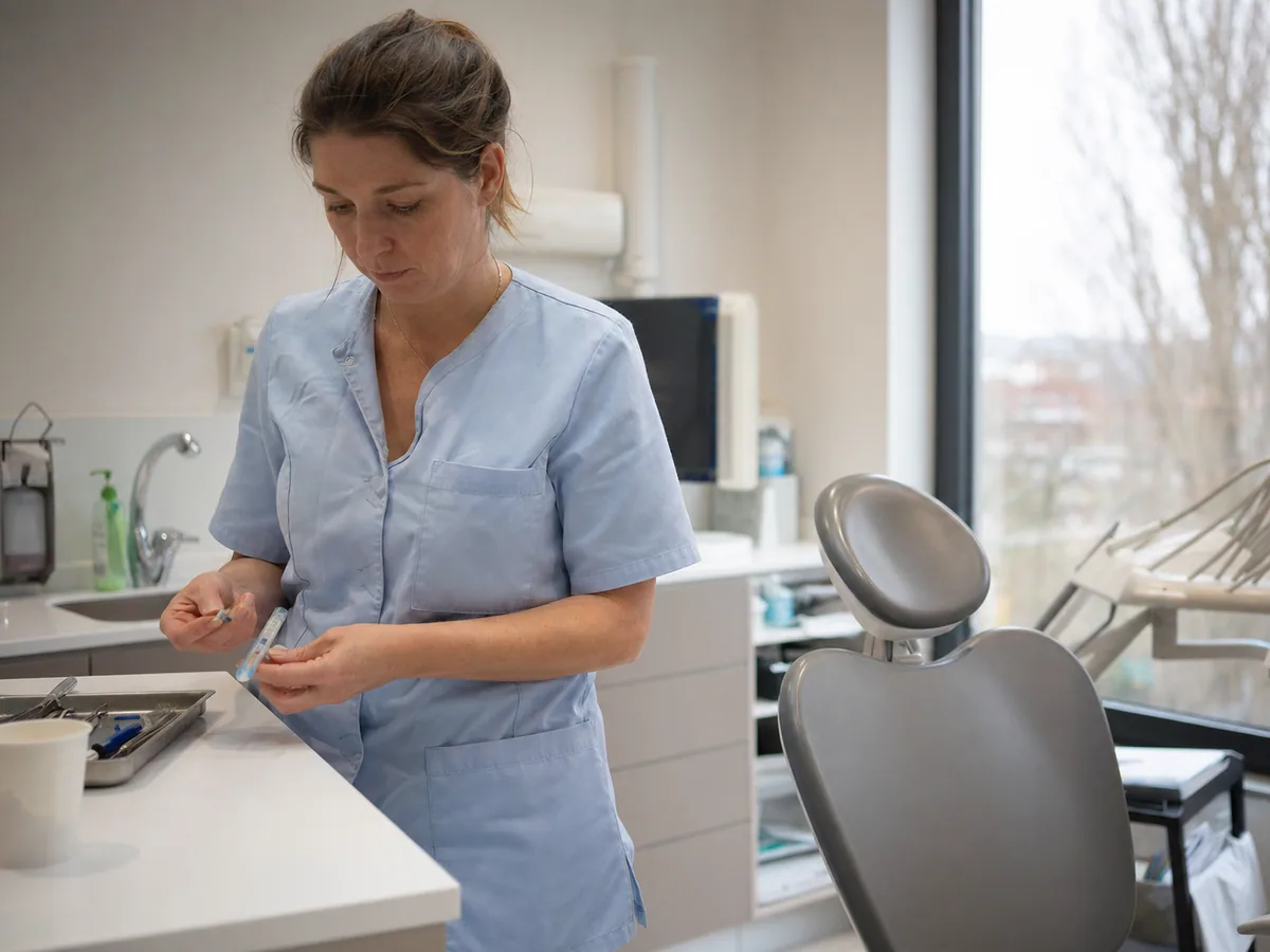 Dentiste préparant ses instruments dans un cabinet dentaire